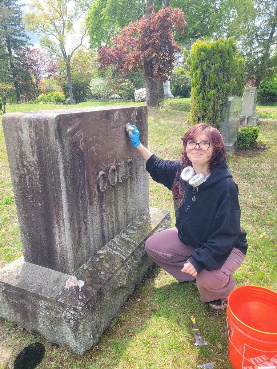 Multiple Clubs Clean Up Veterans' Final Resting Places